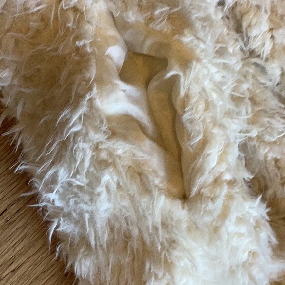 Me Jane ivory faux fur vest with shawl collar, fully lined and side seam pockets - Picture 9 of 9